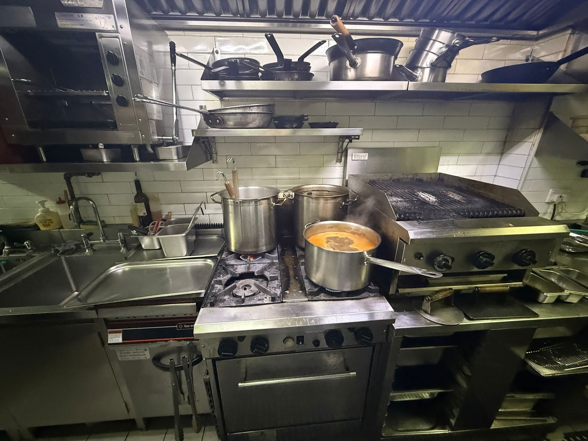 中環段段有人流有利位置地理位置優越罕見放盤具普通食肆牌照、酒牌裝修簡約生財工具齊備即頂即做客源充足西餐廳資產轉讓 實景相片