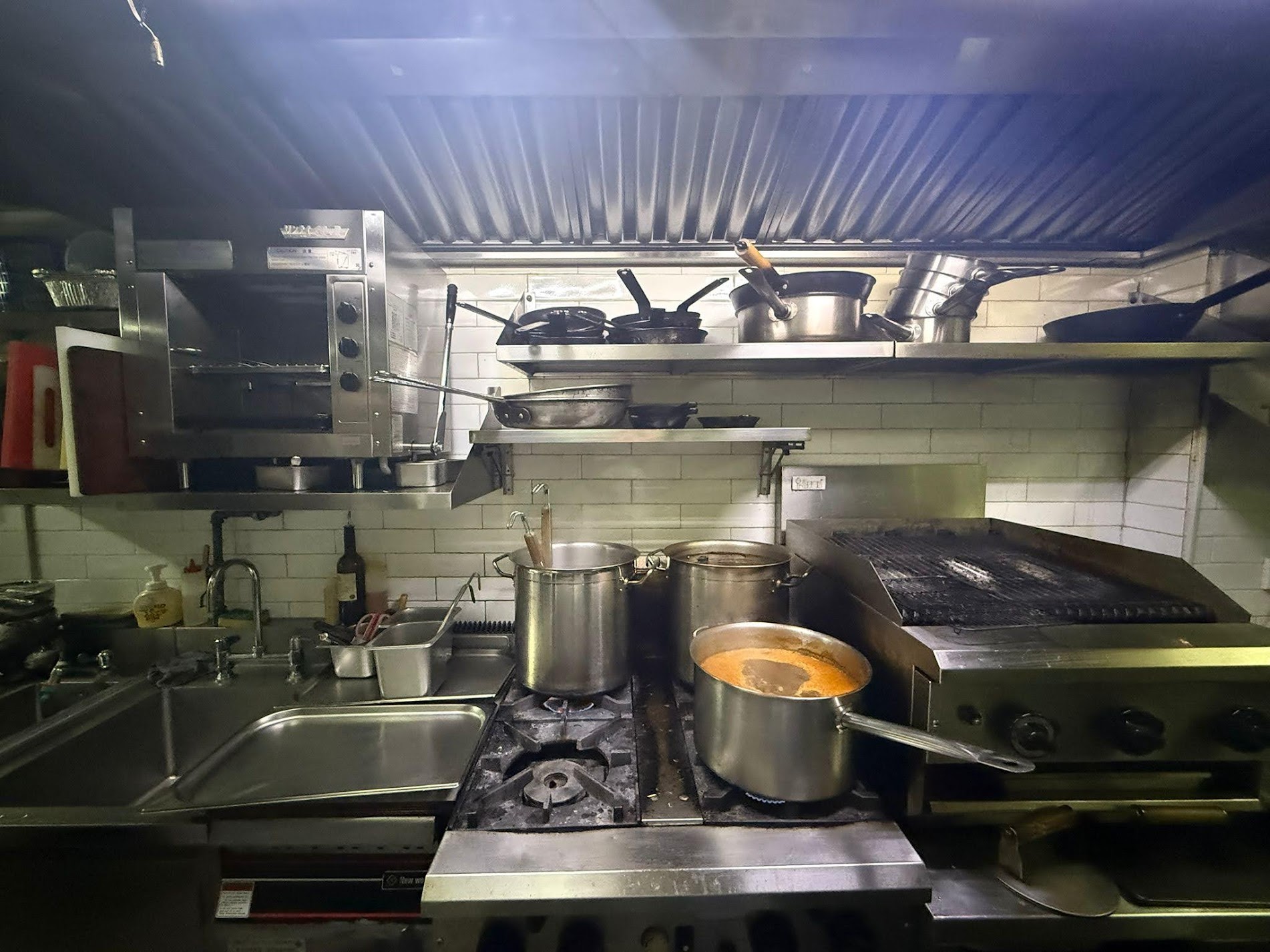 中環段段有人流有利位置地理位置優越罕見放盤具普通食肆牌照、酒牌裝修簡約生財工具齊備即頂即做客源充足西餐廳資產轉讓 實景相片 2