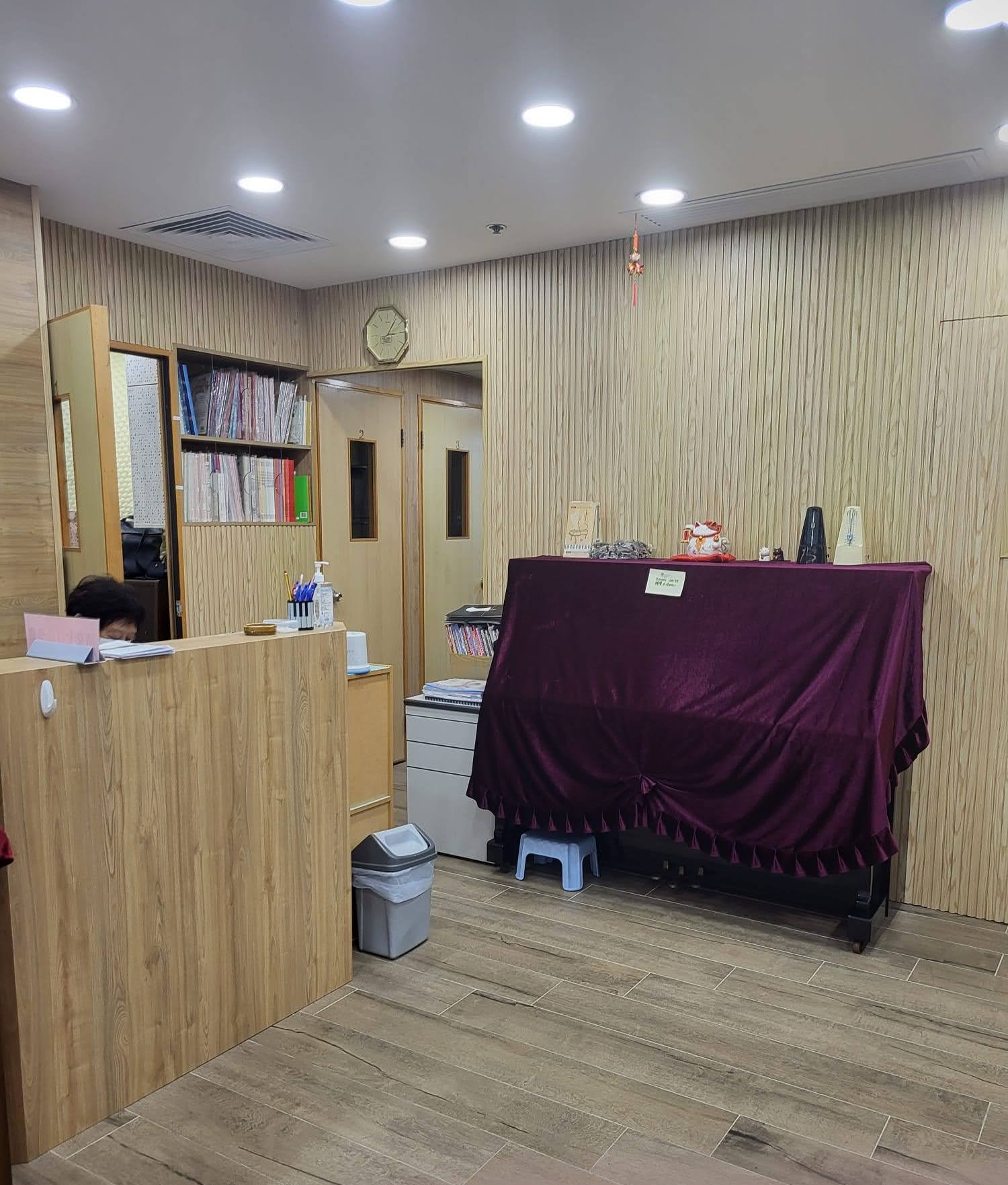 葵涌可Autorun退休放盤連存貨約$80,000經營約23年老字號設12房約1,000呎總投資額約$600,000住宅環繞可觀利潤回本期快超值具防守力租金經營壓力低裝修新凈生源穩定大量客底可教授經營模式位於商場舖音樂中心生意轉讓 實景相片 3