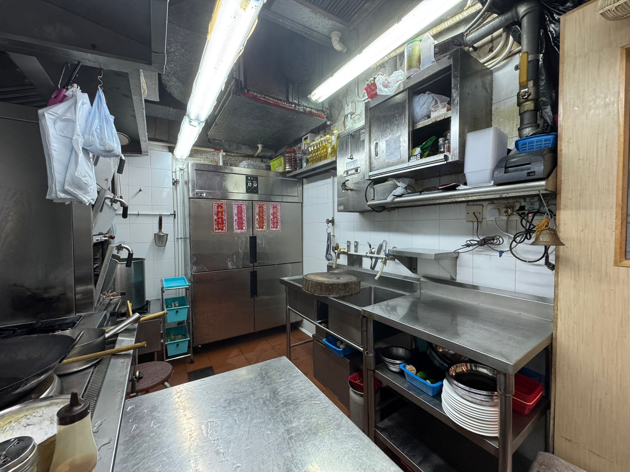 觀塘住宅環繞同區罕見放盤段段有人流罕見放盤具普通食肆牌照、酒牌生財工具齊備即頂即做客底穩固已有穩定熟客中餐廳資產轉讓 實景相片 5