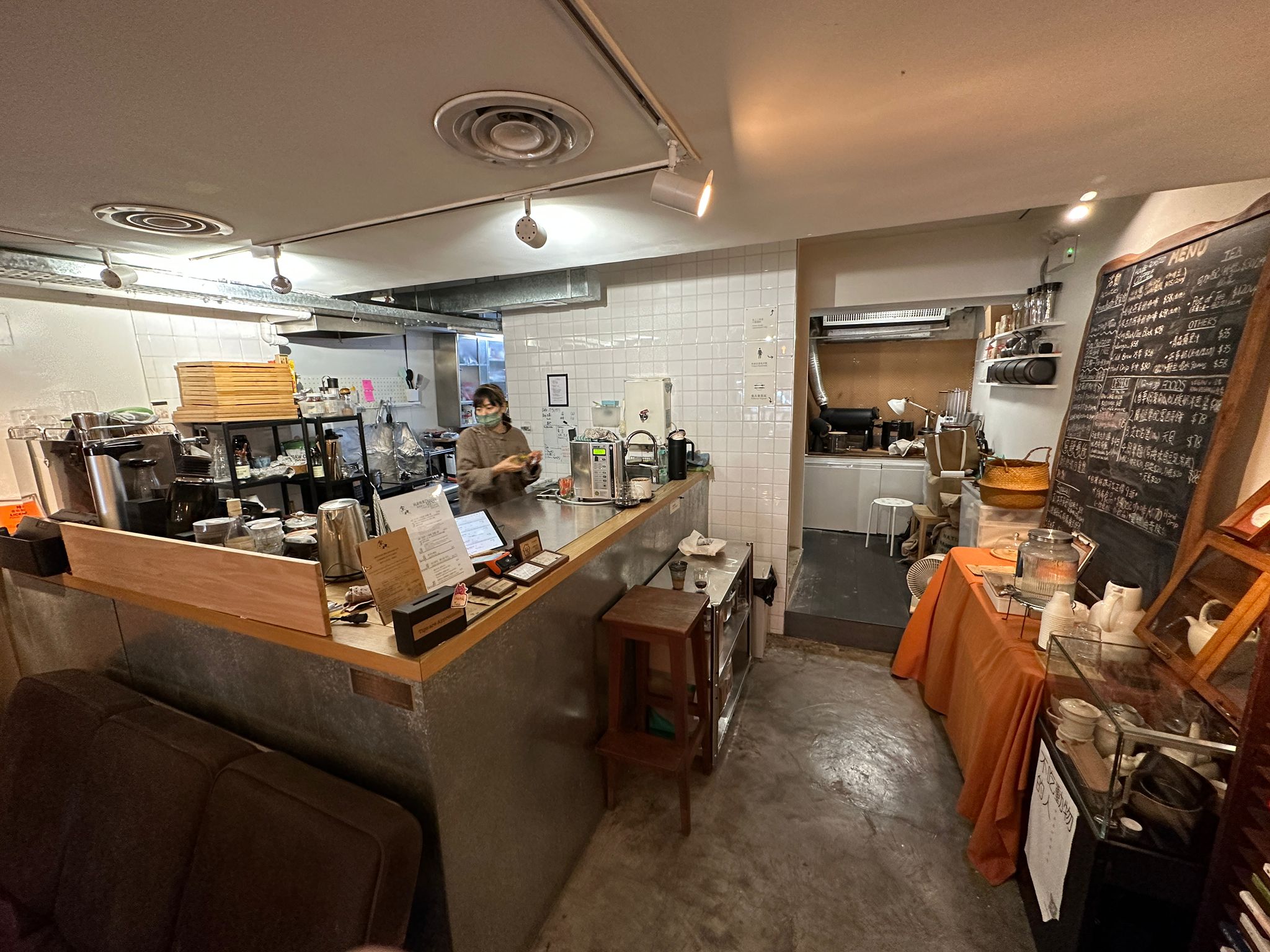 深水埗段段有人流黃金地段地理位置優越一盤難求具食物製造廠牌照生財工具齊備可立即開業客群龐大Café資產轉讓 實景相片