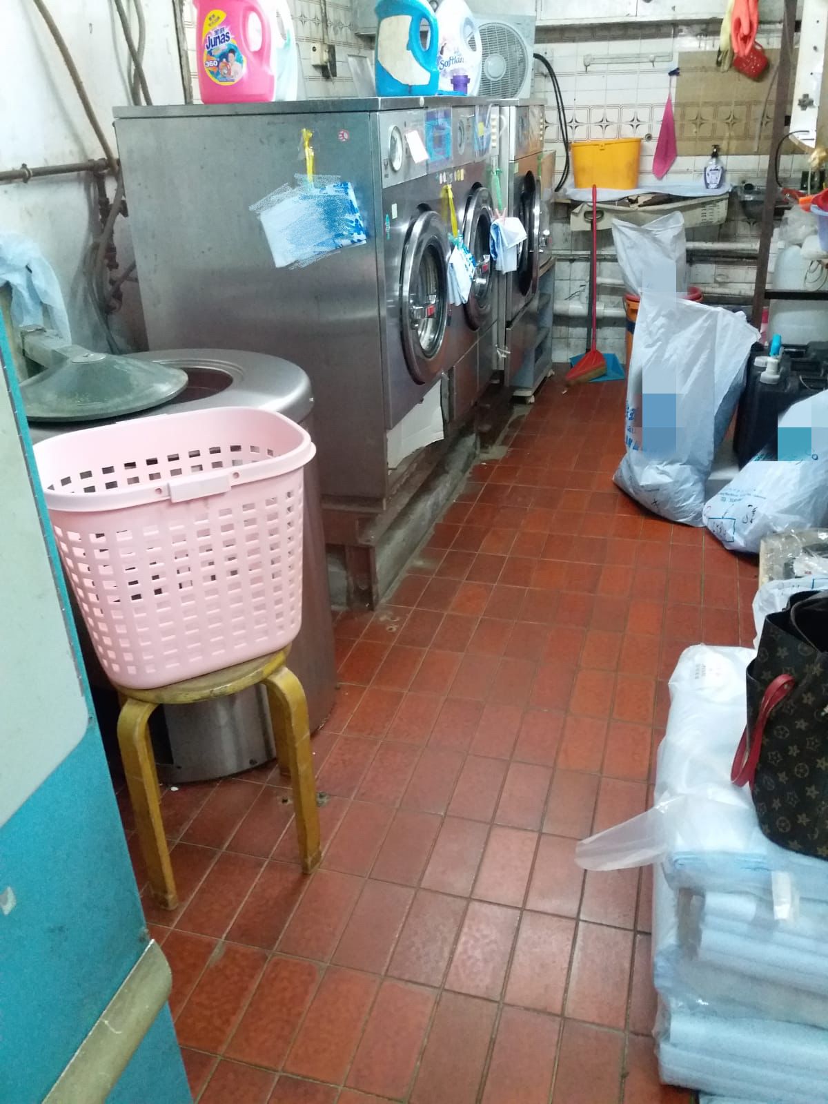 大角咀毗鄰大量住宅利潤穩定營運簡單民生必須即頂即做包200客底民生客源可查營收數據洗衣店生意轉讓 實景相片
